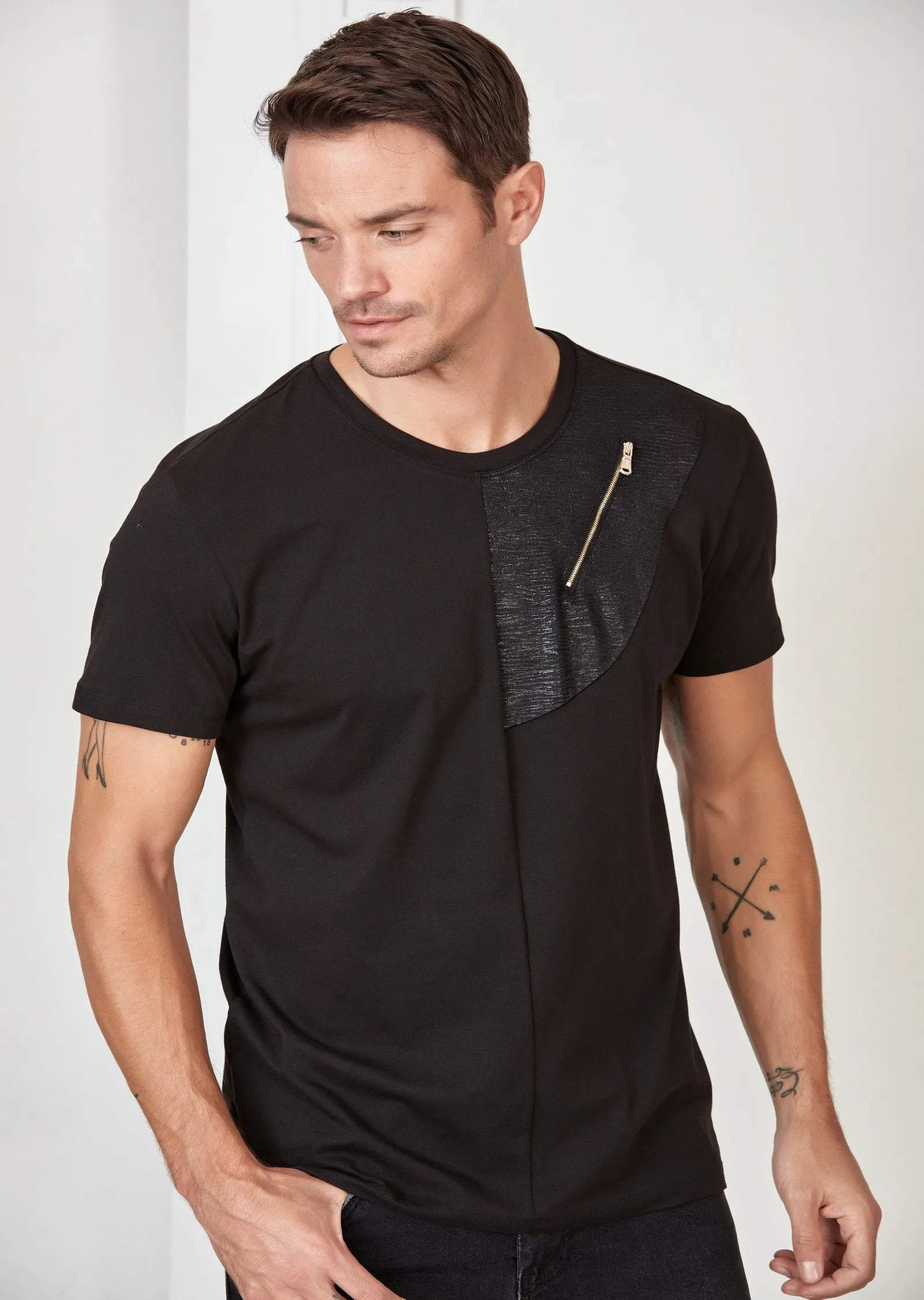 Black Gold Zipper Detailed Tee